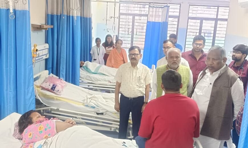 शीतला मंदिर में भगदड़ से मचा हाहाकार: घायलों से मिलने पहुंचे श्रवण कुमार, मंत्री ने दिए जांच के आदेश