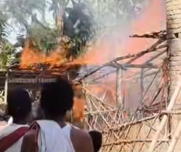 आग का तांडव, सोते हुए जुड़वां भाइयों में&hellip;