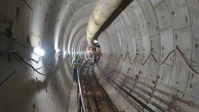 दौड़ती ट्रेनों के तले बन&hellip;