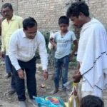 चंद मिनटों में ख़ाक हो गई जिंदगी: भीषण आग में मासूम की मौत, कई परिवार बेघर, राहत लेकर पहुंचे डॉ. मनोज कुमार सिंह