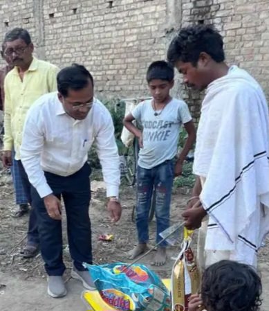 चंद मिनटों में ख़ाक हो गई जिंदगी: भीषण आग में मासूम की मौत, कई परिवार बेघर, राहत लेकर पहुंचे डॉ. मनोज कुमार सिंह