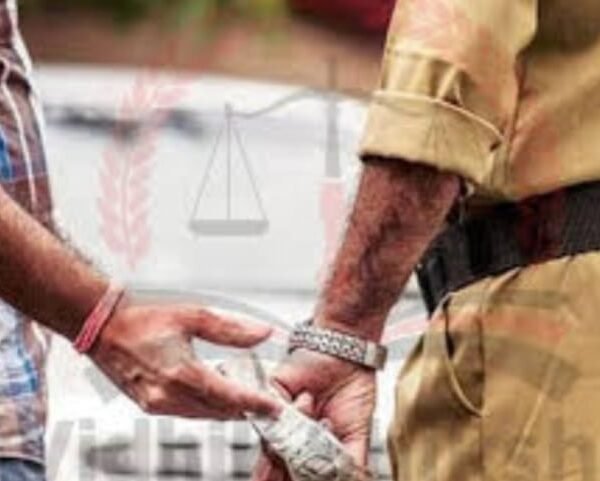 कैमरे में कैद रिश्वत का खेल: 5 हजार&hellip;