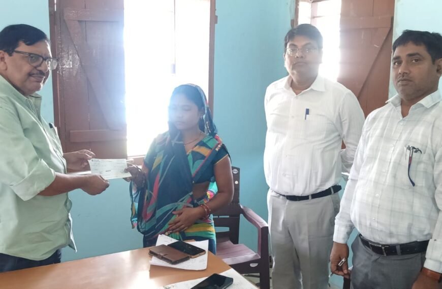 विभूतिपुर में विधायक अजय कुमार ने किया जन संवाद, सड़क दुर्घटना के शिकार मृतक परिवार को दी तुरंत मदद