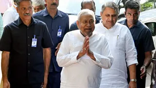 दिल्ली में शपथ, बिहार में&hellip;