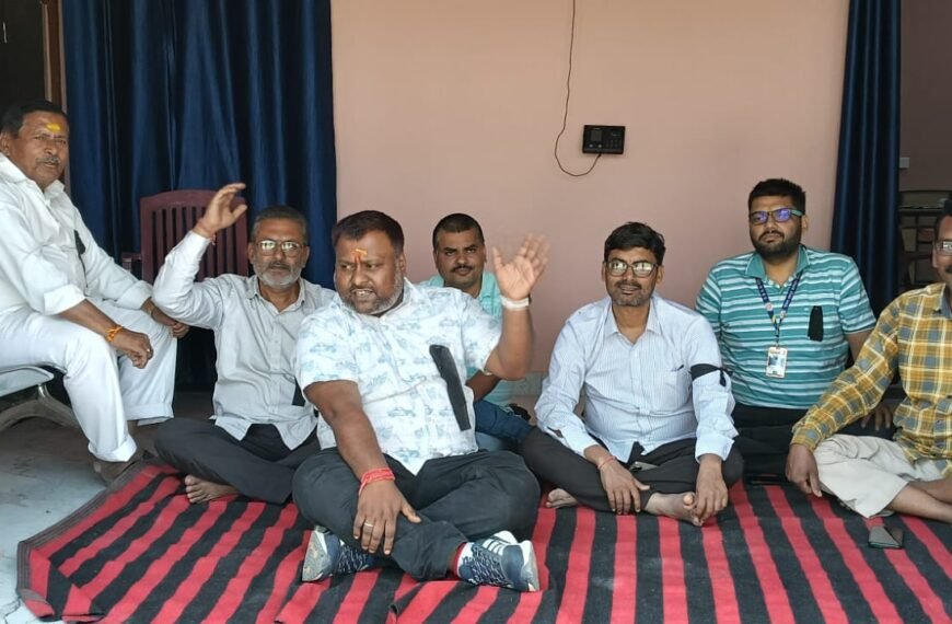 काली पट्टी में गूंजा गुस्सा: डीबीकेएन कॉलेज में कर्मचारियों का विरोध, प्रशासन को दी बड़ी चेतावनी