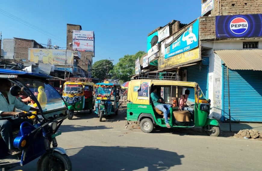 जाम का जाल, हादसे का खतरा, सिंघिया बाजार चौराहा बना अवैध पार्किंग का अड्डा