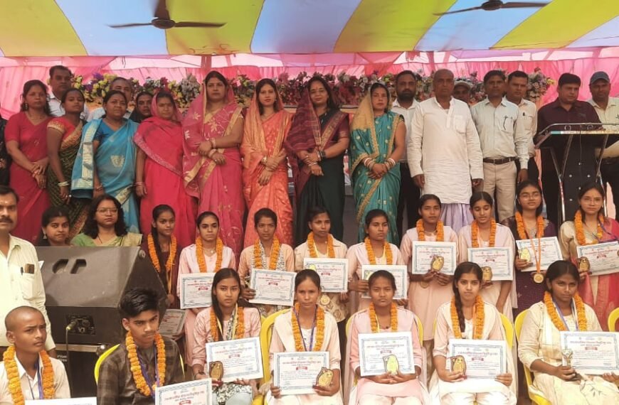 प्रतिभा का महाकुंभ: टॉपर्स पर फूलों…