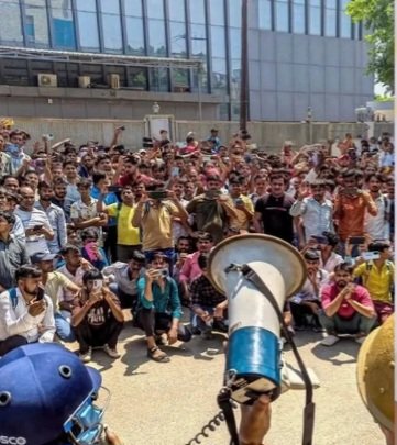 नोएडा में मजदूरों का उग्र प्रदर्शन: राहुल गांधी बोले ‘ये आखिरी चीख’, सरकार ने बढ़ाई न्यूनतम मजदूरी