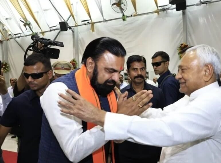 सत्ता छोड़ी, सिद्धांत नहीं: बिहार की सियासत में बड़ा भूचाल, नीतीश बने पूर्व CM, JDU का भावुक हमला