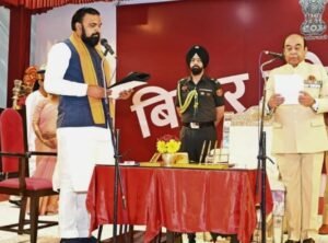 शपथ के तुरंत बाद घिरे नए सीएम, उच्चारण&hellip;