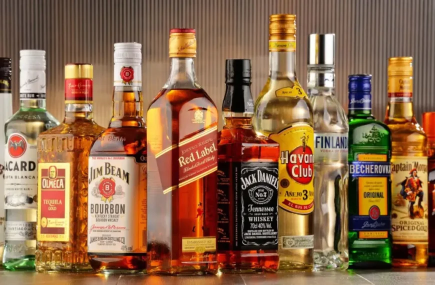 सरसों के खेत में छिपा था शराब का जखीरा, पुलिस की कार्रवाई में 70 कार्टून बरामद