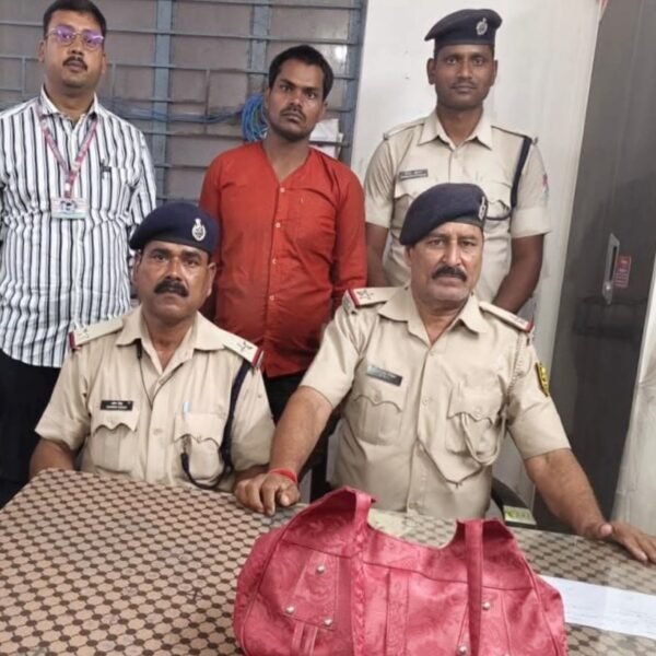 समस्तीपुर रेलवे स्टेशन पर महिला यात्री से पर्स&hellip;