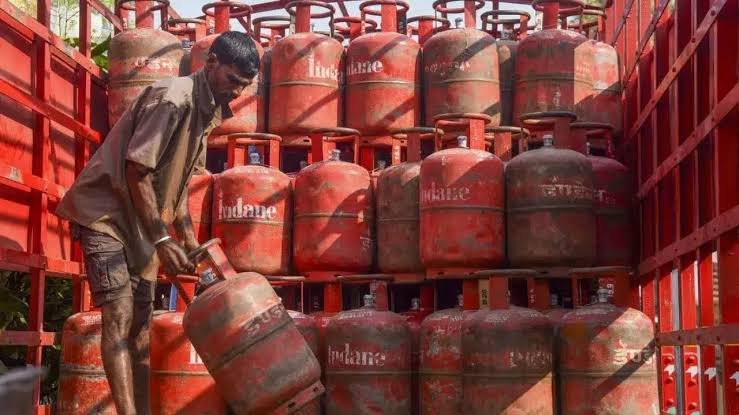 मध्य-पूर्व तनाव के बीच राहत: देश में दूध-घी के दाम स्थिर, LPG-PNG सप्लाई पर सरकार का सख्त पहरा