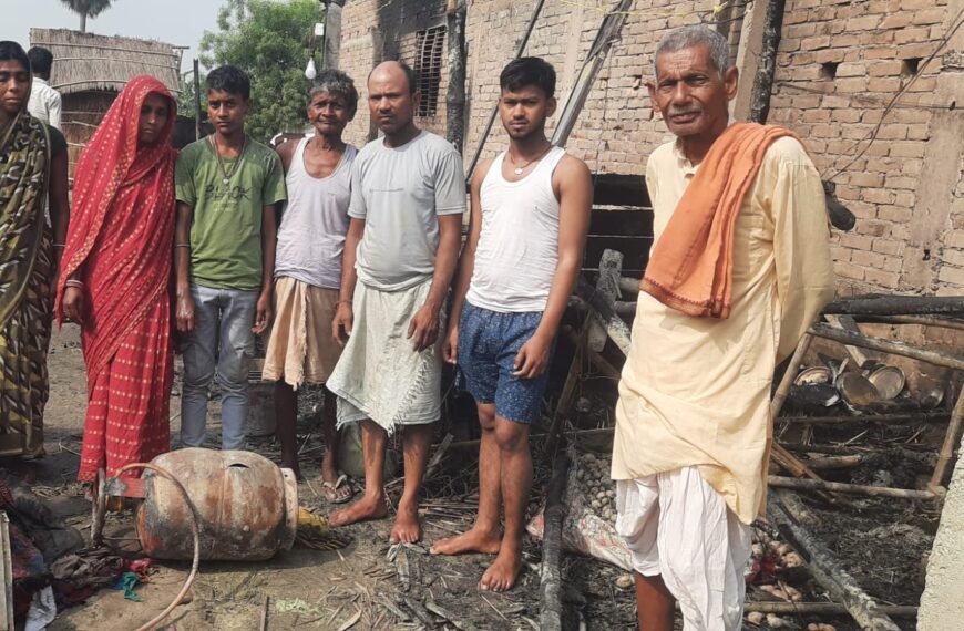 रात का सन्नाटा चीर कर हुआ धमाका: गैस सिलिंडर विस्फोट में आधा झुलसे दर्जन लोग, दो घर जलकर राख