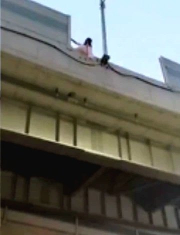 पटना में सनसनी: डबल डेकर पुल से छात्रा की छलांग, लोगों ने हवा में पकड़कर बचाई जान