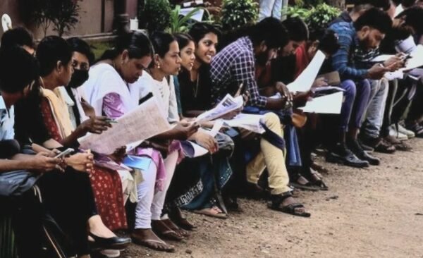 हर महीने पैसे, टॉप कंपनियों में मौका, युवाओं&hellip;