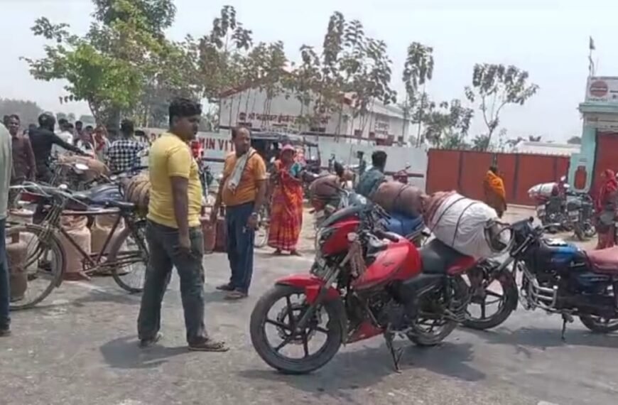 गैस के लिए तड़पते लोग: भीषण गर्मी में सड़क पर कतार, एजेंसी बंद—उज्ज्वला योजना पर उठे सवाल