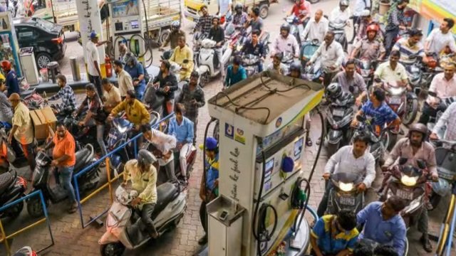 पेट्रोल पंपों पर हाहाकार: ईरान-अमेरिका टकराव का असर, आंध्र प्रदेश में 400+ पंप बंद, लंबी कतारों से जनजीवन अस्त-व्यस्त