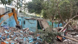 गंगा किनारे बुलडोजर का बड़ा एक्शन: 35 पक्के अवैध निर्माण ध्वस्त, प्रशासन ने दी कड़ी चेतावनी