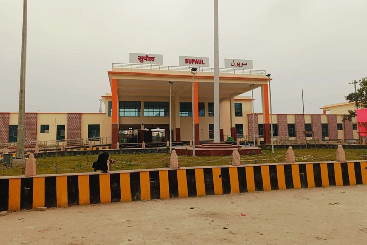 सुपौल स्टेशन बनेगा हाईटेक हब, नई मॉडर्न बिल्डिंग से जाम और अव्यवस्था को मिलेगा करारा जवाब