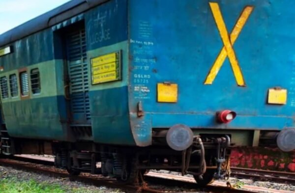 ट्रेन के आखिरी डिब्बे पर X का राज:&hellip;