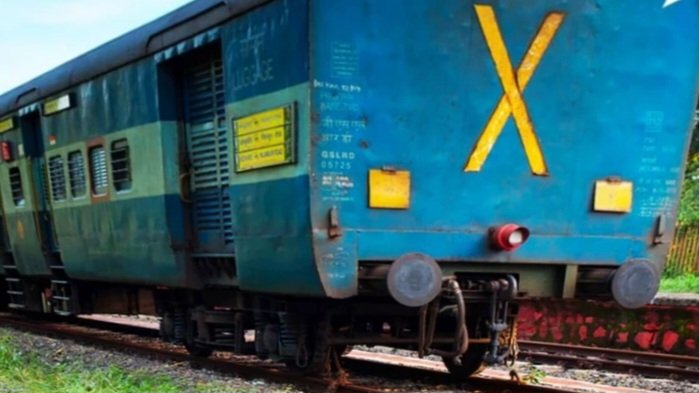 ट्रेन के आखिरी डिब्बे पर X का राज: छोटी निशानी, बड़ी सुरक्षा, खतरा टालने का गुप्त संकेत