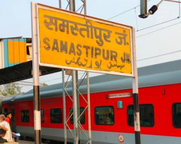 स्टेशन पर मौत का सन्नाटा: जननायक एक्सप्रेस पकड़ने…