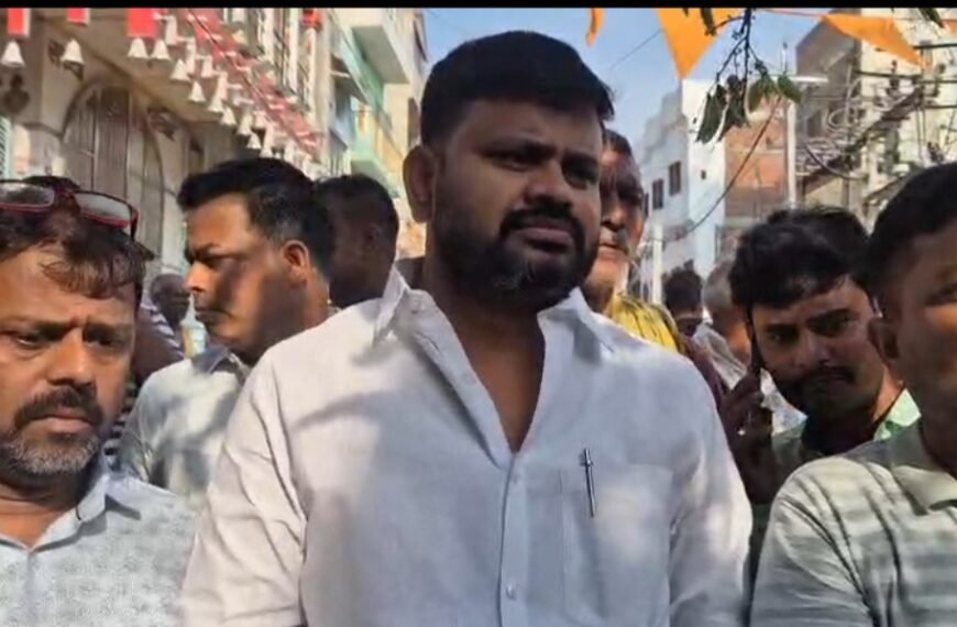 एक पेड़ ने बुझा दी आधे शहर की रोशनी: आंधी के बाद डुमरांव में बिजली-पानी ठप, प्रशासनिक लापरवाही से जनता में उबाल