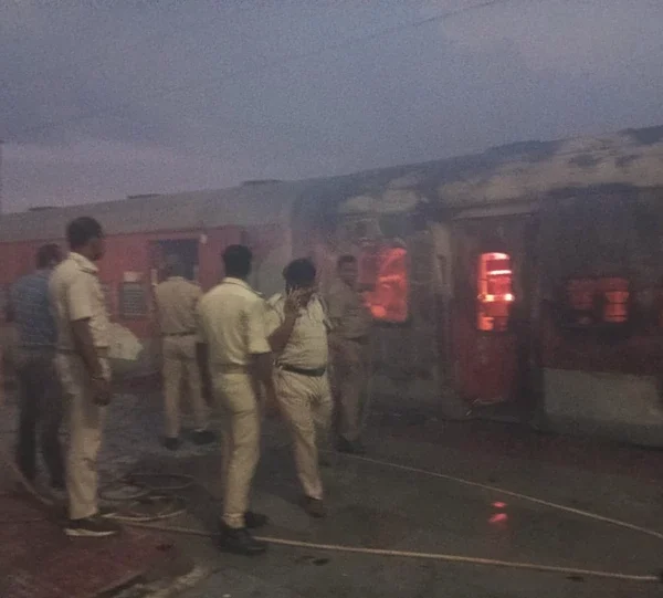 मधुबनी स्टेशन पर खड़ी अंत्योदय एक्सप्रेस के कोच…