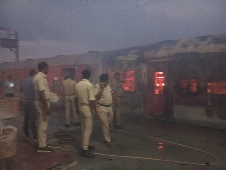मधुबनी स्टेशन पर खड़ी अंत्योदय एक्सप्रेस के कोच में भीषण आग: मौके पर पहुँचे DRM, रेलवे में मचा हड़कंप