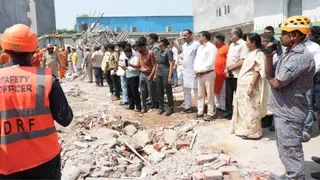 साकेत के पास मौत का मलबा: इमारत ढहने पर बड़ी कार्रवाई, एमसीडी के दो अधिकारी सस्पेंड