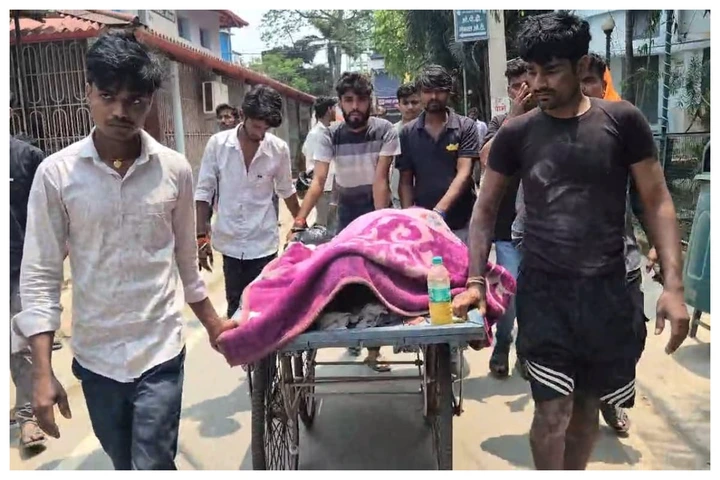 ठेले पर सिस्टम का सच: सदर अस्पताल में शव ले जाने को तरसे परिजन, बदइंतजामी की खुली पोल