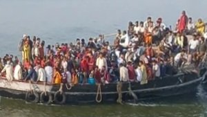 विक्रमशिला सेतु ठप: गंगा पार जान जोखिम में, अगुवानी घाट पर उमड़ा सैलाब, नावों पर बढ़ा दबाव, प्रशासन अलर्ट