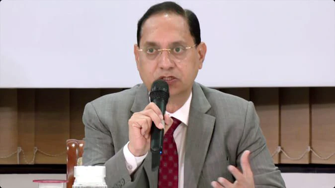 कमोडिटी बाजार पर ब्रेक: बैंक-बीमा कंपनियों की एंट्री पर रोक, सेबी चीफ का बड़ा खुलासा, AI और डिजिटल फ्रॉड पर भी चेतावनी