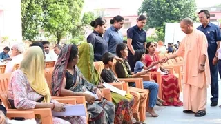 जनता दर्शन में दिखा योगी का सख्त और संवेदनशील चेहरा: बीमार बच्चों को दिलाया भरोसा, भू-माफियाओं पर कार्रवाई के आदेश