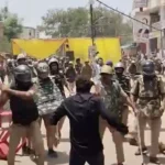 लखनऊ कोर्ट बना रणक्षेत्र वकीलों में 600 लाठियां बांटे जाने के दावे से मचा हड़कंप