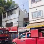 गोला रोड में भीषण आग से मची अफरा-तफरी, पेंट कारोबारी के मकान में लाखों का सामान जलकर राख