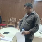 समाहरणालय में उमड़ी फरियादियों की भीड़: डीएम ने अधिकारियों को लगाई फटकार, त्वरित कार्रवाई के दिए निर्देश