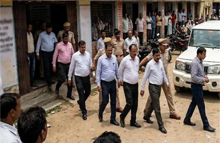 भूमि घोटालों पर चला सरकार का बुलडोजर: 8 अंचल व राजस्व अधिकारियों पर बड़ी कार्रवाई, विभाग में मचा हड़कंप