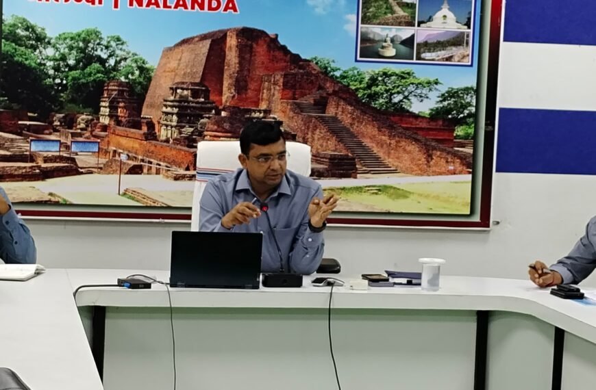 धान खरीद के बाद फंसा लाखों क्विंटल चावल: गोदाम फुल, पैक्स परेशान, डीएम ने संभाला मोर्चा, लंबित भुगतान को लेकर भी विभाग को भेजा कड़ा संदेश