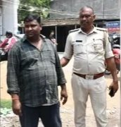 एसकेएमसीएच के साये में स्वास्थ्य माफियाओं का खेल: एक्सपायरी दवाओं के साथ पकड़ा गया संचालक, थाने से ही मिल गई रिहाई