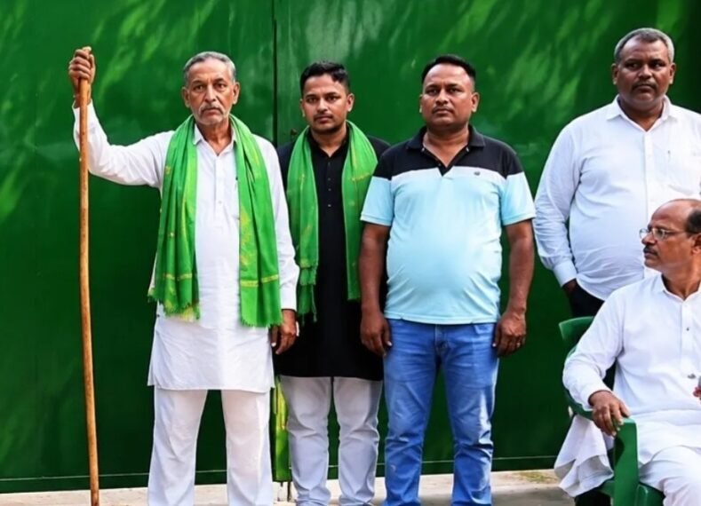 सुरक्षा पर सियासी संग्राम: लालू परिवार ने लौटाए सरकारी गार्ड, लाठियों के साथ मोर्चे पर उतरे आरजेडी कार्यकर्ता