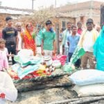 24 घंटे में जुटी राहत: अग्निपीड़ितों के लिए मसीहा बने राजू सहनी, 6 महीने का राशन और नकद सहायता बांटी