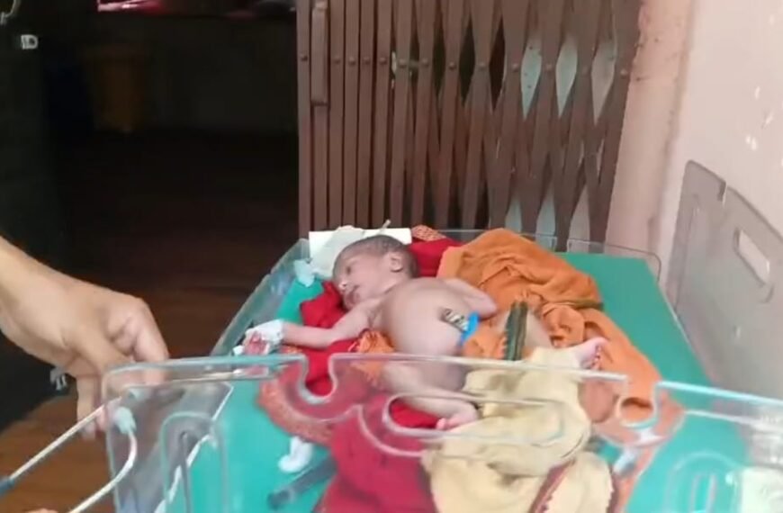पेड़ के नीचे नवजात का इलाज: डुमराँव अस्पताल की बदहाली पर भड़के पूर्व विधायक, बोले- मानवता को शर्मसार करने वाली घटना