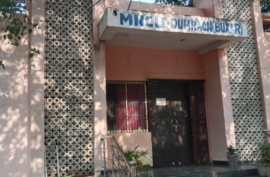 बत्ती गुल, ऑक्सीजन ठप और नवजात की अटकी सांसें: डुमरांव अस्पताल में मचा हड़कंप, प्रभारी अस्पताल प्रबंधक निलंबित