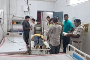 स्कॉर्पियो से लाकर सड़क किनारे फेंका गया घायल&hellip;