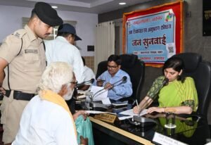 जनता दरबार में उमड़ी फरियादियों की भीड़, डीएम&hellip;