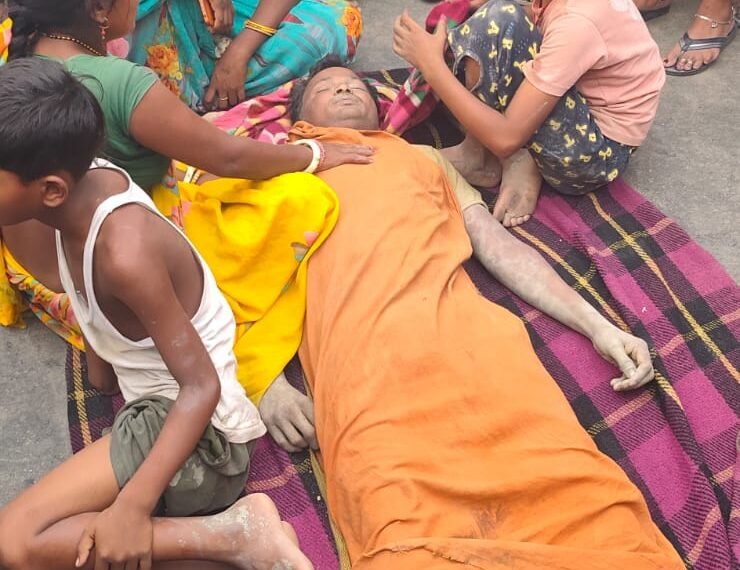 पीट-पीटकर हत्या के बाद फूटा जनाक्रोश: एनएच पर शव रखकर जाम, आगजनी से तनाव, गिरफ्तारी की मांग पर अड़े लोग