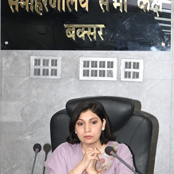 बैठक में फूटा डीएम का गुस्सा: अनुपस्थित अफसरों…