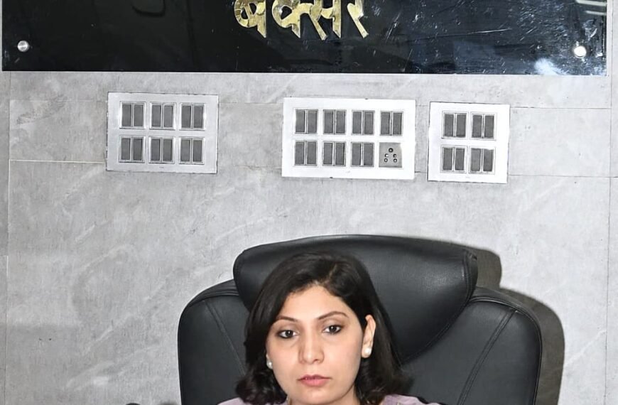 बैठक में फूटा डीएम का गुस्सा: अनुपस्थित अफसरों पर कार्रवाई के आदेश, लापरवाही पर कड़ी चेतावनी